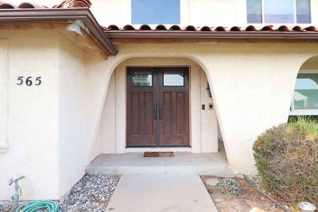 Building Photo - 565 Clubhouse Dr