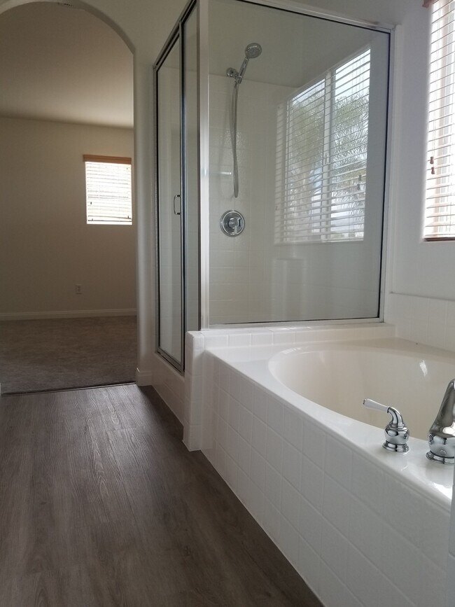 Dormitorio principal y baño - 13746 Gateway View Dr