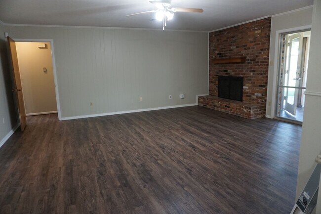 Building Photo - 3 Bedroom 2 bath Walk to Evans