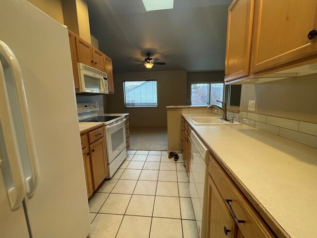 Building Photo - Now renting 2 bedroom Condo upstairs