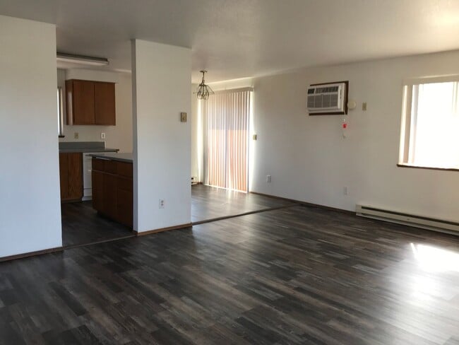 Building Photo - 2 Bedroom / 1 Bath Duplex in Madras – Wate...