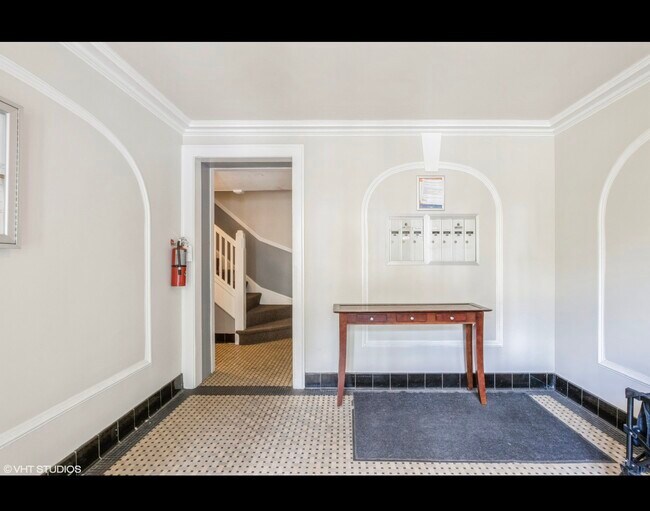 Foto del edificio - 6204 N Claremont Ave