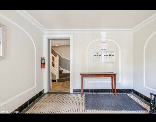 Building Photo - 6204 N Claremont Ave