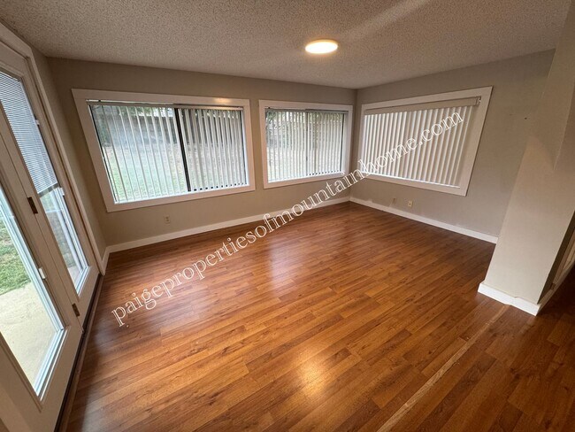 Foto del edificio - Charming 3 Bedroom, 2 Bath Home with Sunroom, Garage & Privacy-Fenced Yard