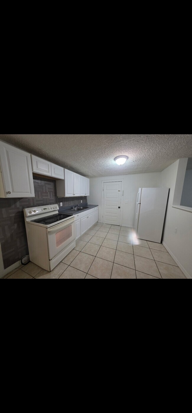 Cocina - 535 McDonald Ave