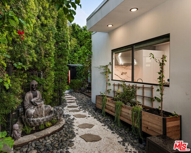 Building Photo - 2001 Sunset Plaza Dr