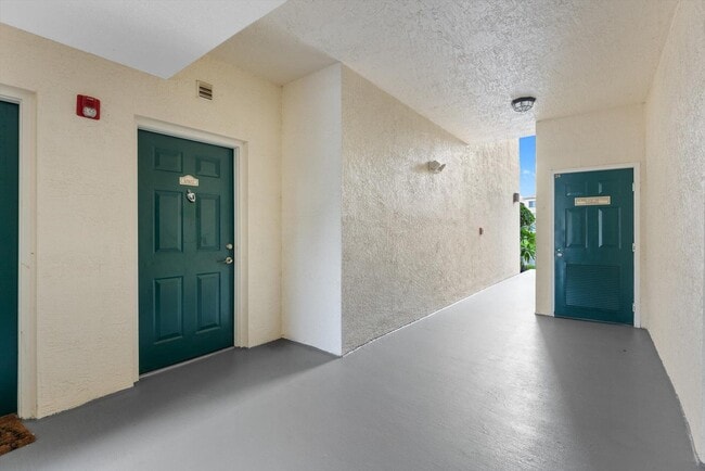 Building Photo - 10102 Myrtlewood Cir W