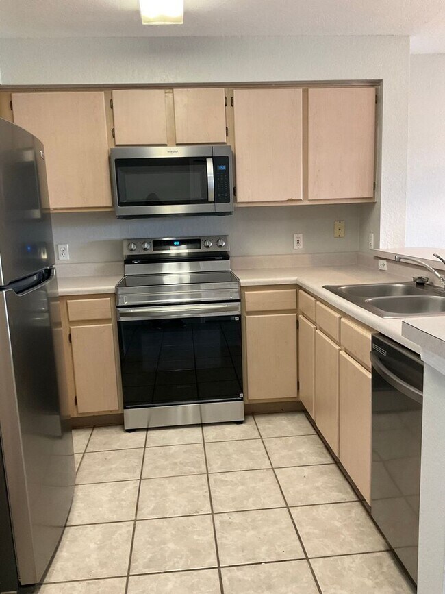 Building Photo - Available now!  Gated Community in Hunters...
