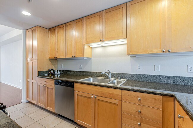 Building Photo - 3 Bedroom Townhouse with Bonus Loft/Office