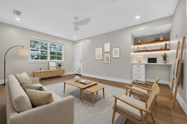 Sala de estar (decorada virtualmente) - 2247 Riverside Ave