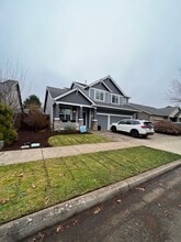 Building Photo - 881 Throne Dr