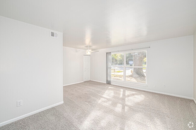 1BR, 1BA - 635SF - Living Room - Olde Jamestowne Apartments