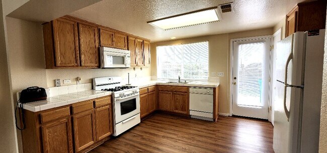 Foto del edificio - Cute 2 Bedroom 1 Bath Condo Daniels Avenue Vallejo New Flooring and Paint ***MOVE-IN SPECIAL***