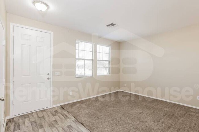 Building Photo - Stunning 5bed/2.5bath 2 story home