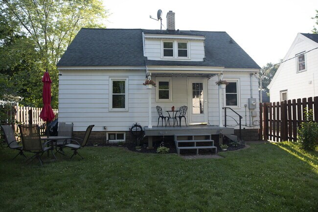 Foto del edificio - Beautifully Renovated 4-Bedroom Home with Fenced Backyard!