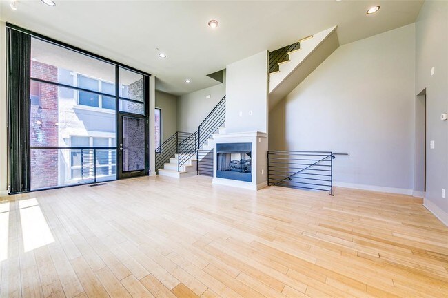 Building Photo - 3200 Thomas Ave