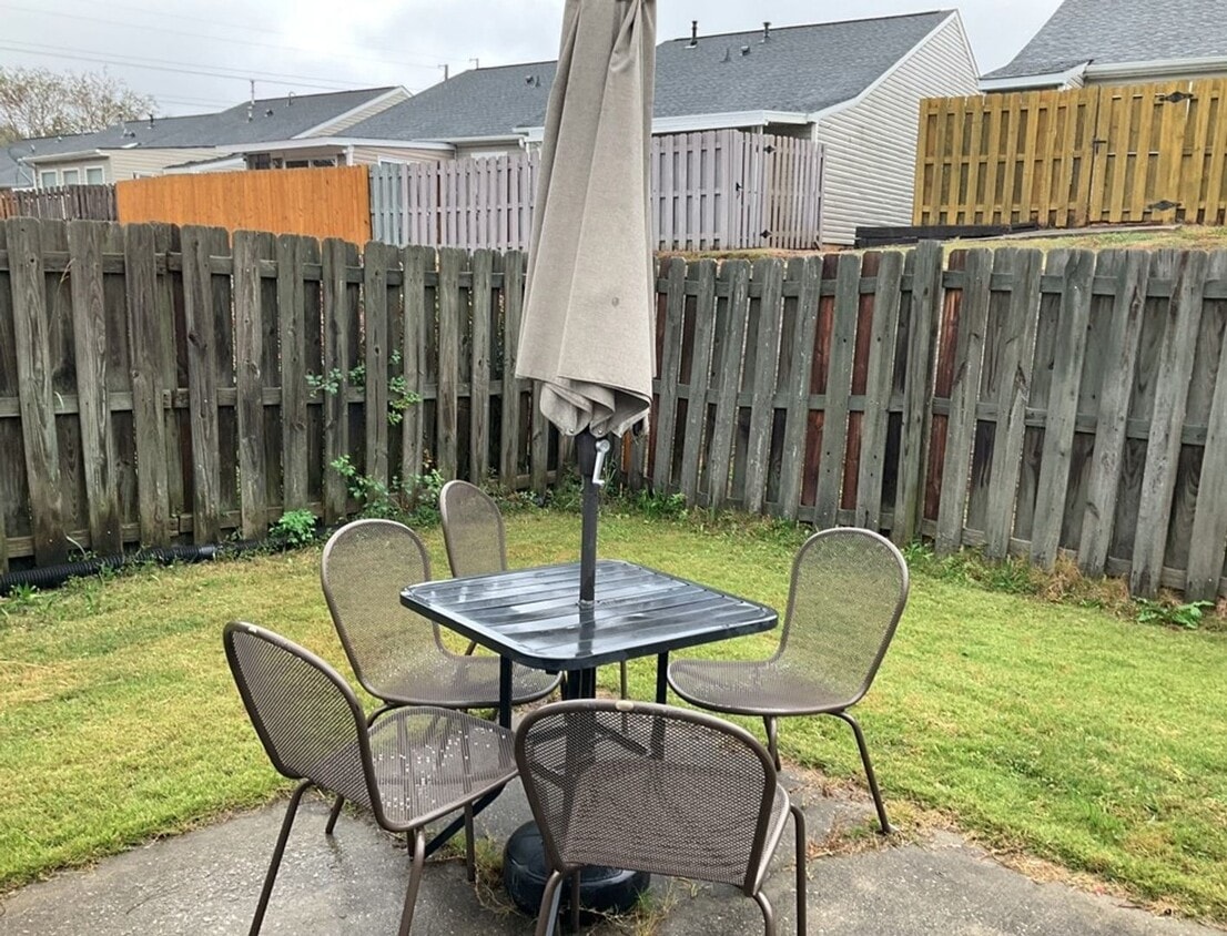 Building Photo - Newly Renovated 2Bed/2Bath!