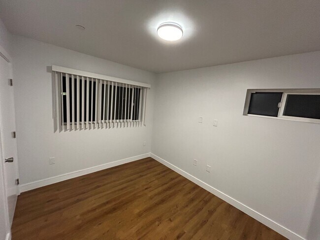 Building Photo - 2127