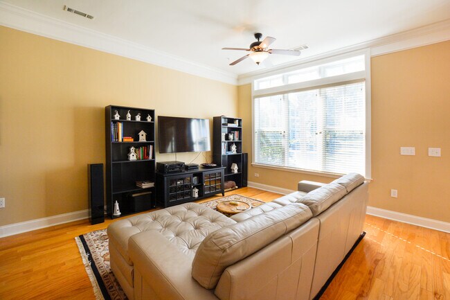 Building Photo - 200 River Landing Dr
