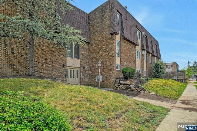 Building Photo - 31 Home Pl