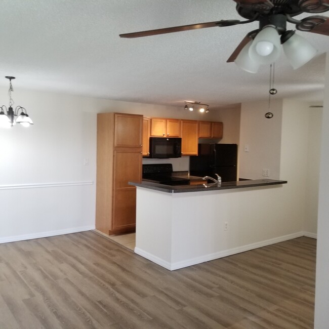 Building Photo - 804 Lake Haven Sq