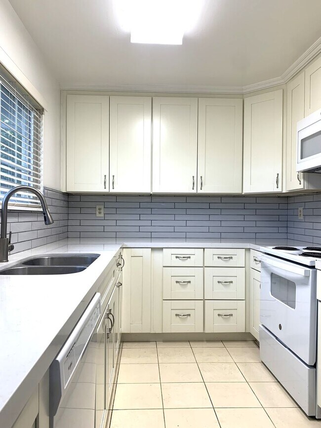 Foto del edificio - Fully Renovated 5 Bedroom Home  in the Blo...