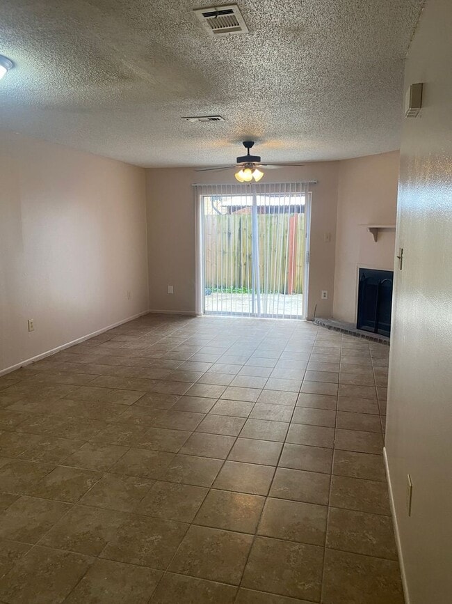 Building Photo - 2 bedroom 2 bath town home in a gated community