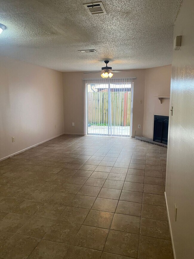 Foto del edificio - 2 bedroom 2 bath town home in a gated community