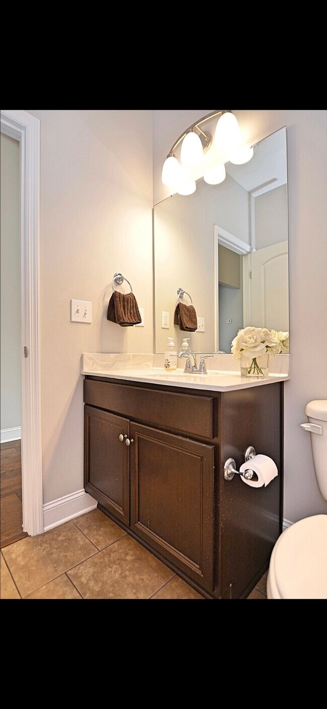 Foto del edificio - 605 Summerdawn Pl