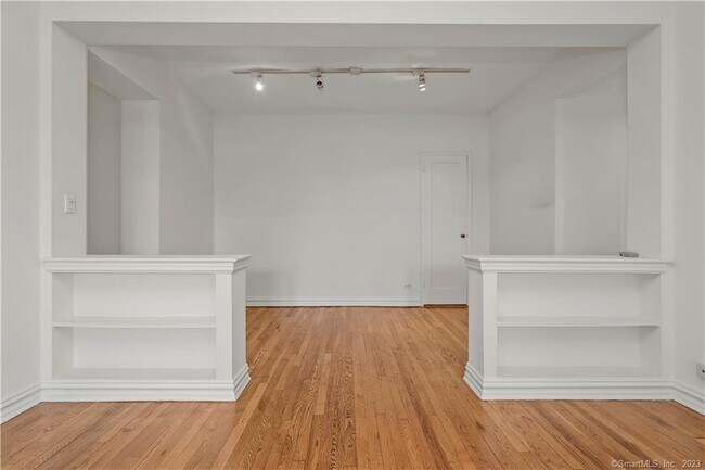 Foto del edificio - 70 Strawberry Hill Ave