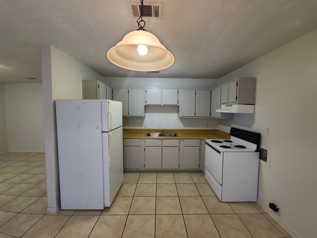 Building Photo - 2 Bedroom 1 Bath in Milton Available for Rent!