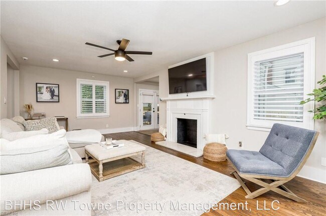 Building Photo - 4 br, 2.5 bath House - 1049 N Lexan Crescent