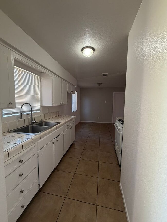 Building Photo - 657 E Sonora Ave