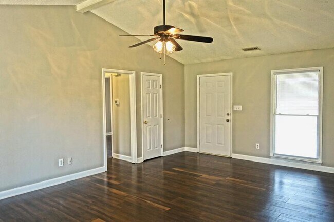 Foto del edificio - 242 Saddle Rock Ct
