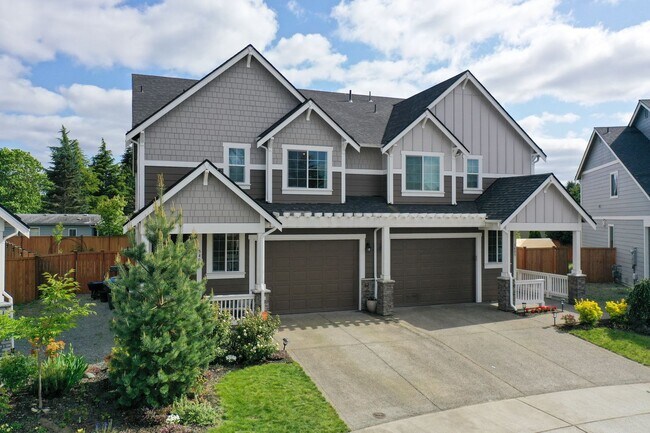 Building Photo - Spacious & Stylish 4-Bedroom A/C Townhome!