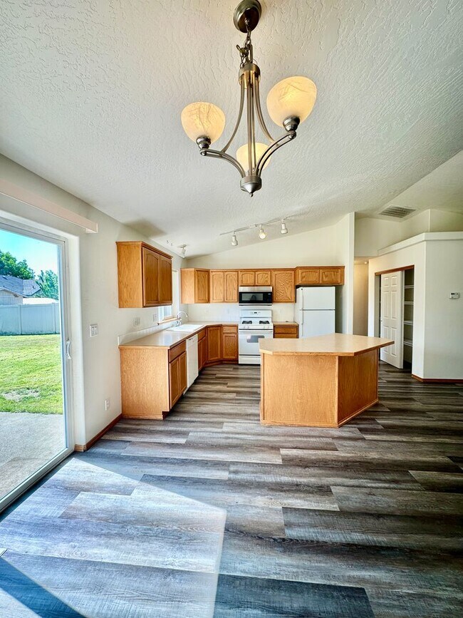 Building Photo - 3 bedroom home with expansive fenced backy...