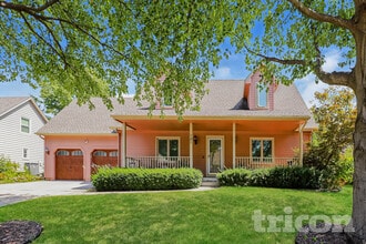 Building Photo - 121 SE Nottingham Ct