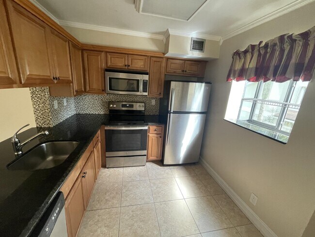 Building Photo - 409 Gardens Dr