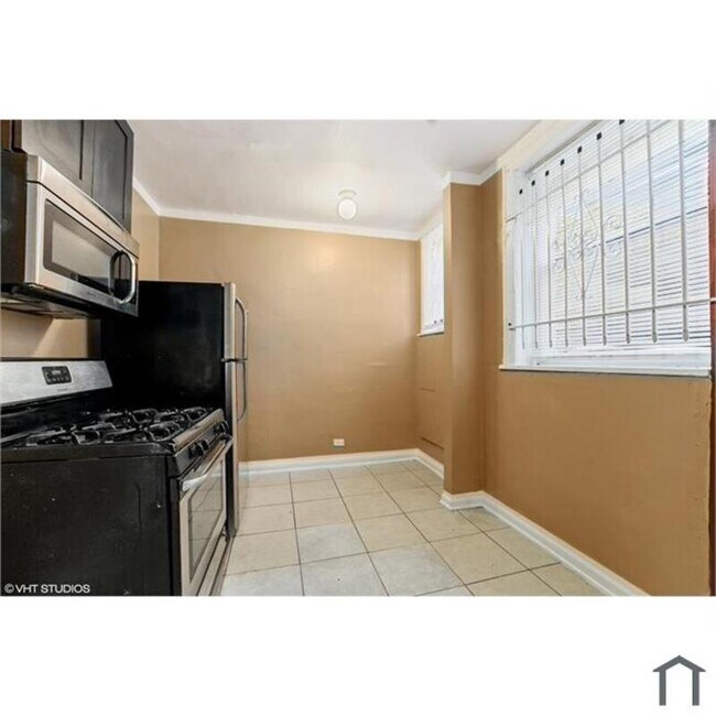 Building Photo - 1140 W 77th St