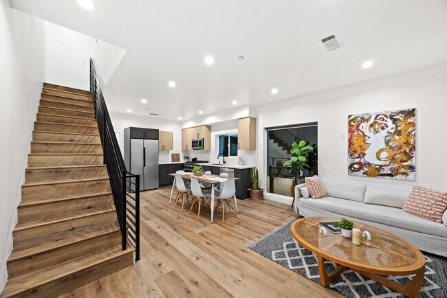 Foto del edificio - 3 BED 3 BATH | PRIVATE FRONT YARD | PRIVATE 2 CAR ATTACHED GARAGE | WASHER | DRYER | CENTRAL A/C