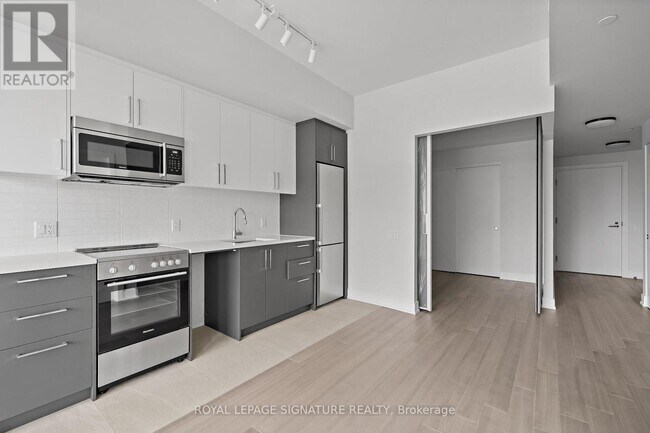 Building Photo - 664-664 Spadina Ave.
