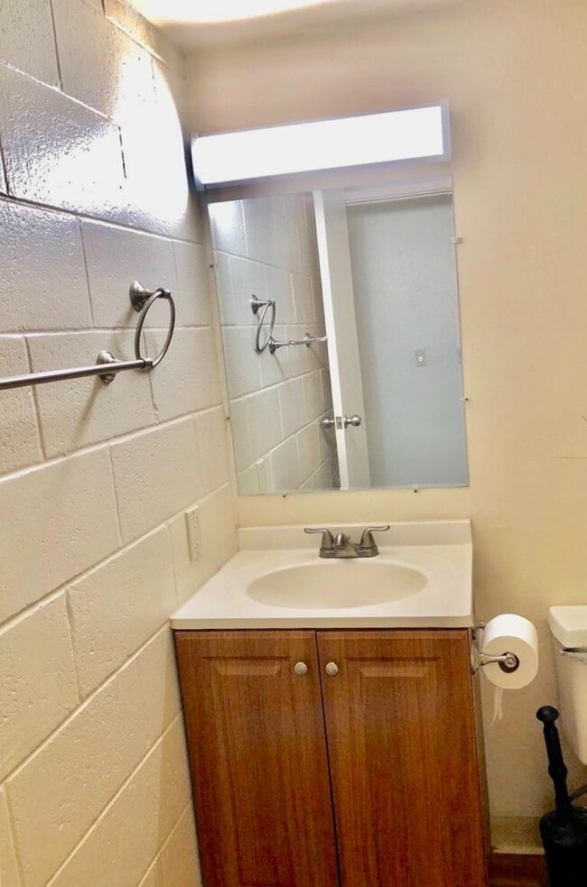 Building Photo - Renovated 2 bedroom in Whitmore Village