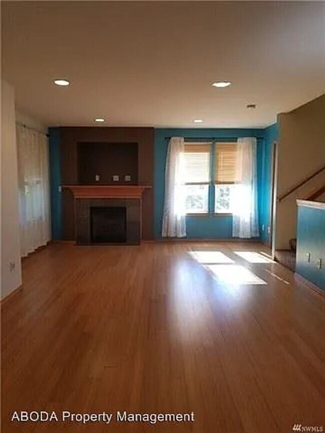 Foto del edificio - Spacious 4 Bedroom Townhome with Private F...