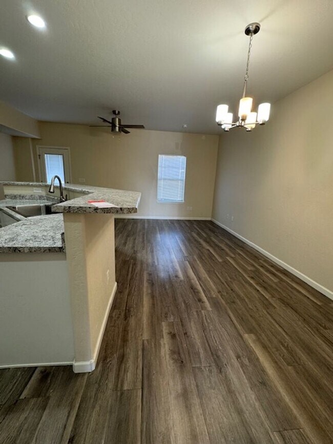 Foto del edificio - Modern 2-Story Townhome in Prime Mesa Mall Location!