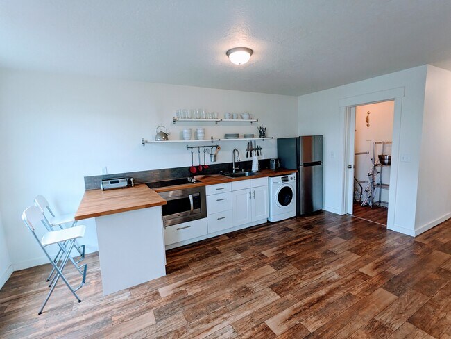 208 Stephanie Ln  
