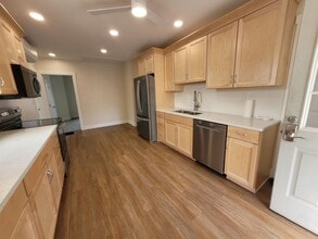 Building Photo - 21 E Maple St