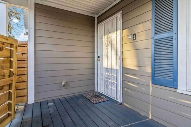 Building Photo - 4bd/2ba Home Minutes From W. Midtown w/ Fu...
