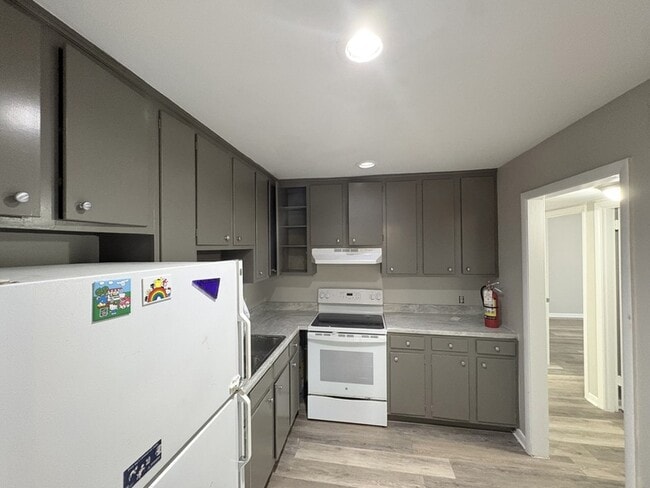 Building Photo - 614 Hardison St