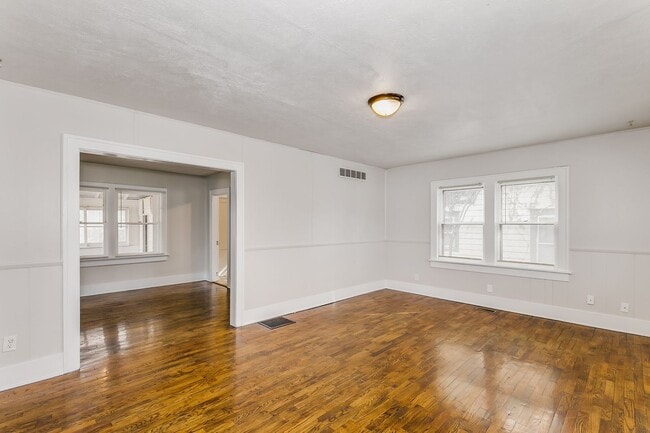 Foto del edificio - Large Bungalow in Sunnyside Neighborhood!
