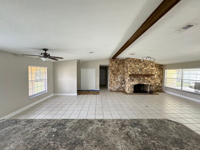 Building Photo - Gorgeous 4 BR country estate home with poo...